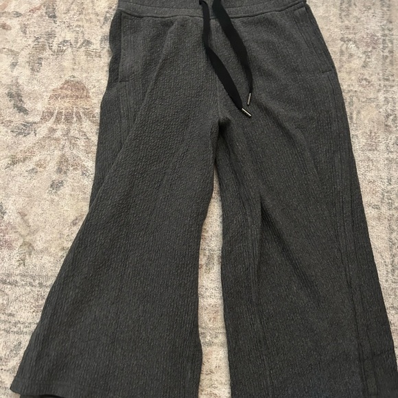 Lululemon Retreat Yourself Crop Size 4 - Picture 3 of 5